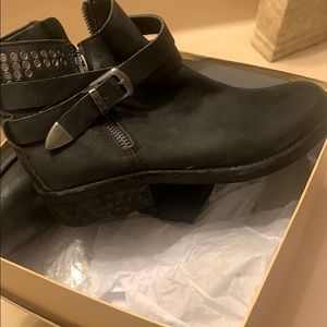 Black booties (Brand New)